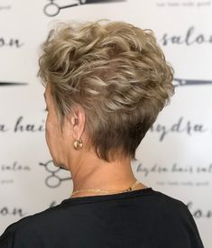 Layered Bob Short Over 50 Gray Hair, Short Stacked Bob Haircut Over 50, Gray Haircuts, Short Stacked Wedge Haircut, Short Wedge Hairstyles, Wedge Haircuts, Hair Wedge, Cover Wrinkles, Wedge Haircut