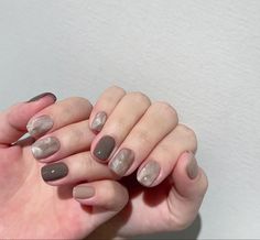 Nail Art Simple Elegant Classy Brown, Nailart Simple Elegant, Nail Art Hijau, Nail Art Kuku Pendek, Neutral Nail Art Designs, Neutral Nail Art, Minimal Nails Art, Korean Nail Art, Fake Nails Designs