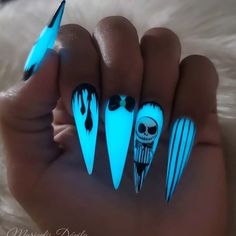 30+ Eye-catching glow nail art designs | Art and Design Coffin Halloween, Black Halloween Nails, Horror Nails, Crazy Nail Designs, Nail Art Halloween, Holloween Nails, Halloween Idea, Cute Halloween Nails