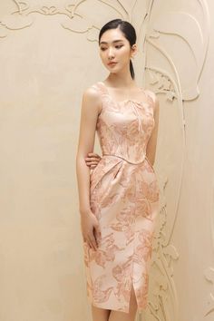 Elegant Silk Midi Dress With Square Neck, Sleeveless Silk Midi Dress For Banquet, Elegant Midi Dress With Straight Neckline For Banquet, Elegant Square Neck Dress For Wedding Guest, Elegant Brocade Dresses For Wedding, Elegant Brocade Dress For Evening, Fitted Brocade Dresses For An Elegant Look, Elegant Fitted Brocade Dress, Chic Fitted Brocade Dress