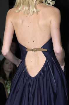 back detail Spring Silhouette, Detail Couture, Milan Fashion Weeks, Clothing Details, Moda Vintage, Buckle Belt, Fashion Details, Fashion Week Spring