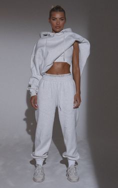 Loungewear Photoshoot Ideas, Cozy Set Outfit, Streetwear Photoshoot, Studio Photography Poses, Denim Cargo Pants, Sweat Set, Long Sleeve Outerwear, Branding Photoshoot, Sporty Outfits