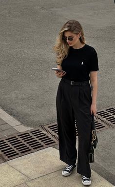 Sporty Chic Work Outfit, Minimalist Airport Outfit, Black Slacks Outfit Casual Street Styles, Black Slacks Outfit, Slacks Outfit, Black Pants Outfit, Office Casual Outfit, Pants Outfit Casual, Uni Outfits