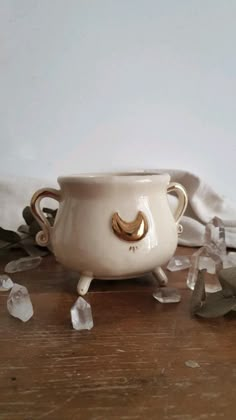 Ceramics With Crystals, Pottery With Crystals, Clay Bowl Ideas Design, Witchy Ceramics, Ceramic Art Aesthetic, Ceramic House Decor, Ceramic Art Ideas Creative, Pottery Ideas Aesthetic, Small Pottery Ideas