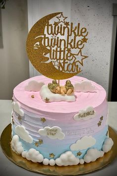 there is a cake that has been decorated with stars and the words twinkle twinkle little star on top