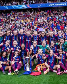 the women's soccer team is posing with their trophy