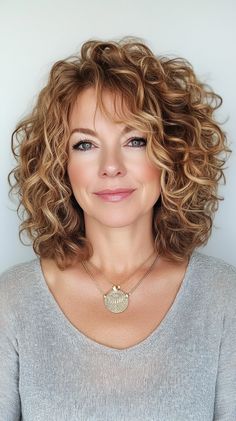 💖💫 Artistic Curly Long Bob Hairstyles Wavy Lob Curly Hairstyles for Women Over 50 Inspiration 💃 Curly Long Bob Hairstyles, Bob Hairstyles Wavy, Curly Long Bob, Long Curly Layers, Side Curly Hairstyles, Blonde Highlights Curly Hair, Curly Lob, Layered Curls, Highlights Curly Hair