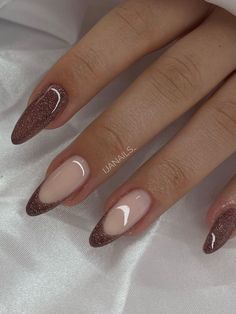 winter nail design: shimmery brown French tips Brown Christmas Nails, Bridesmaid Nails, Glitter French Nails, Brown Nails Design, Nail Art For Beginners, Nails 2023