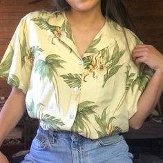 Hawaiian Style Button-up Tops With Graphic Print, Hawaiian Button-up Tops With Graphic Print, Hawaiian Printed Button-up Top, Spring Hawaiian Printed T-shirt, Hawaiian T-shirt With Tropical Print And Short Sleeves, Hawaiian Shirt, Looks Great, Women's Top