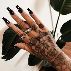 Simple Edgy Nails, Black Nails Ideas, Black Nail Ideas, Tattoo 2024, Witch Nails, Black Acrylic Nails, Nail Time, Black Nail Art, Awesome Nails