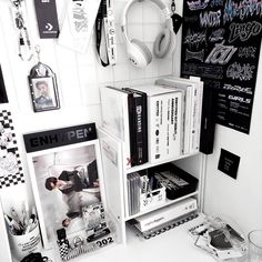 desk Enhypen Bedroom, Engene Aesthetic Room, Kpop Room Black, Room Ideas Aesthetic Kpop Enhypen, Small Room Inspo, Room Organization Bedroom