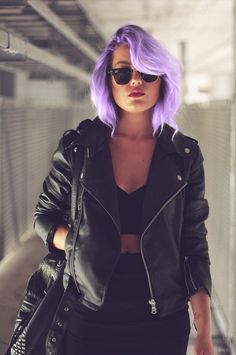 black leather with awesome purple hair! Look Grunge, Punk Hair, Bohol, Rocker Chic, Rock Chic, Black Leather Jacket, Purple Hair, Pink Hair