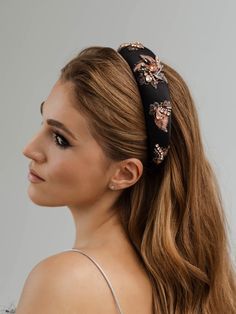 Miriam is a part of poetry about blooming spring. It is a fairytale garden where you want to have a walk. Flowers and handmade embroidered shiny rhinestones make this headband a little bit flirtatious. Take a touch to coquetry and make sure that the accessory provides the best experience of use. Size:Width — 1,58 inLength — 16,14 in Color: Black & Rose Gold Materials: Satin, lace, crystal rhinestones, rhinestone chain *Just so you know, color may vary depending on your device settings. Christmas Headband Diy, Rose Gold Headband, Flowers And Crystals, Engraved Glassware, Fairytale Garden, Sister Wedding Gift, Headband Diy, Rebecca Black, Wedding Flutes