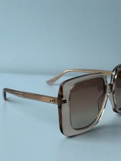 Dale un toque de lujo a tu look con las gafas de sol cuadradas extragrandes Gucci GG1314S. Elaboradas con lentes espejados color champán, estas gafas de sol ofrecen un llamativo marco de color rosa champán con detalles dorados, lo que las convierte en un accesorio ideal para una fashionista. El diseño liviano garantiza la máxima comodidad y estilo, perfecto para un día soleado. 




 Gafas de sol Gucci GG1314S 005.

 Forma cuadrada de gran tamaño.
 Protección 100% UVA y UVB.
 Tamaño de ojos de 55 mm. Tamaño del puente de 19 mm. Tamaño de patillas de 140 mm.
 Hecho en Italia.
 Viene con un estuche rígido de terciopelo en tonos joya de Gucci, una bolsa de satén, un paño de limpieza y tarjetas.
 100% auténtico y sin uso. Gucci Gold Sunglasses For Summer, Gucci Gold Sunglasses With Gradient Lenses, Gucci Sunglasses With Gradient Lenses For Summer, Gucci Polarized Sunglasses For Summer, Gucci Gradient Sunglasses For Summer, Chic Gold Gucci Sunglasses, Gucci Gold Sunglasses With Uv Protection, Gucci Sunglasses With Uva Protection For Summer, Gucci Sunglasses With Uv Protection For Summer