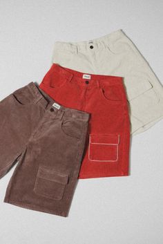 BAGGY CORDUROY SHORTThese corduroy shorts come just in time for the summer. The Baggy Corduroy Short comes with similar styling as its pant counterpart, with exception of the Elwood embroidery and an added pocket detail. Available in Cedar, Fire and Pearl. 100% COTTON 8 WALE CORDUROY BIG BACK POCKETS LEFT LEG CARGO POCKET Elwood Clothing, Big Shorts, Fits Ideas, Corduroy Shorts, Cargo Pocket, Cargo Pant, Corduroy Pants, Just In Time, Pocket Detail