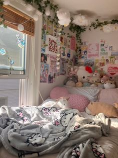 Cute Room Aesthetic, Chaotic Room Aesthetic, Cluttered Bedroom, Diy Girls Bedroom, Dream Bedroom Inspiration, Small Bedroom Ideas, Cute Room Ideas