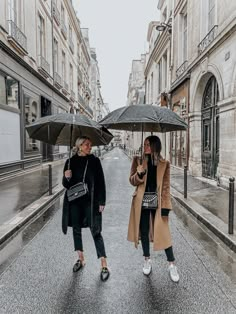 Cold Rainy Day Outfit, Amsterdam Outfit, Rainy Day Outfit For Work, London Outfits, Rainy Day Outfits, Rain Outfit, Outfits Paris, Winter Mode Outfits, Rainy Day Fashion