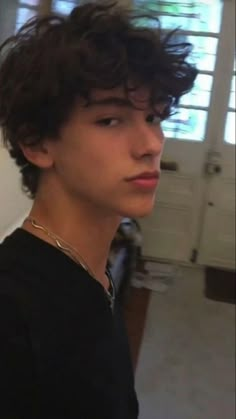 Messy Hair Boy, Guys With Black Hair, Brown Hair Boy, Brown Eyes Black Hair, Dark Curly Hair, Brown Hair Men, Brown Hair Blue Eyes, Brown Curly Hair