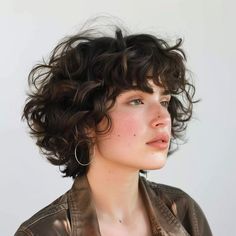 Les meilleures coupes courtes avec cheveux bouclés pour sublimer vos boucles! Curly Hair Bob With Bangs, Hairstyles For Short Wavy Hair, Curly Bob With Fringe, Short Curly Haircut, Short Hair Curly, Short Curly Cuts, Curly Cuts