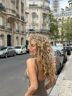 Curly Hair Hairstyle, Long Blonde Curly Hair, Model Chic, Messy Bun With Braid, Wavy Hair Care, Hairstyle Blonde, Bronde Hair, Long Blond, Blonde Curly Hair