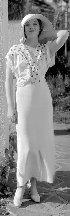 ~Myrna Loy, 1930s photo print ad white day dress with polka dots long floppy hat movie star model~ Hollywood Pictures, Estilo Pin Up, Patron Vintage, Myrna Loy, Gene Kelly, Mae West, 30s Fashion