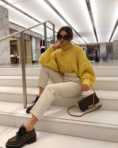 Outfit Inspirations Edgy, Skandinavian Fashion, London Outfit, Cold Outfits, Yellow Sweater, Casual Winter Outfits, Mode Inspiration, Instagram Inspiration, Winter Fashion Outfits