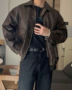 Sirius Black Outfit Aesthetic Men, Mens Fashion European, Oversized Leather Jacket Outfits Men, Dark Academia Men Aesthetic, Mens Dark Academia Fashion, Academia Men, Brown Leather Jacket Outfit, Europe Fits, 40s Mode