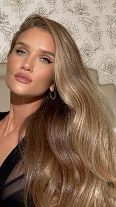 Rosie Huntington Aesthetic, Blonde Hair Color Ideas Brown Eyes, Dark Blonde Hair Golden, Blonde Balayage Inspo Pics, From Blonde To Light Brown Hair, Lived In Honey Blonde Hair, Blonde Victoria Secret Models, Caramel Glaze Hair, Neutral Beige Blonde Hair