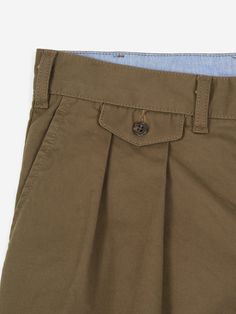 These Beams Plus 2Pleats Twill Trousers have a classic fifties chino cut, with a mid-rise, cropped length and gently tapered leg. They’re crafted from olive green cotton with added polyurethane for optimum durability. 98% Cotton, 2% Polyurethane Cropped Zip Fly 5 Pockets *Model is 6’0” and wears a size large Luxury Street Style, Beams Plus, Green Chinos, Japan Model, Men Trousers, Green Cotton, Cropped Pants, Beams, Olive Green