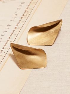 Aureus + Argent | Kite Post Earrings | Banana Republic Folded Metal Jewelry, Jewelry Mood Board, Kite Earrings, Sculpted Jewelry, Formal Jewelry, Unusual Earrings, Clay Jewelry Diy, Classy Jewelry, Earring Display