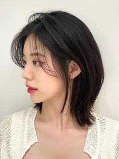 Asian Shoulder Length Hair With Layers, Shoulder Length Haircut Ideas, Korean Curtain Bangs, Trendy Curtain Bangs, Shoulder Length Haircut, Sleek Short Hair, Hair Volume Spray, Long Shiny Hair, Korean Short Hair