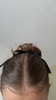 Bow Bun, Vlasové Trendy, Bow Hairstyle, Hair Aesthetic, Concert Outfits, Hair Stylies, Bun Hair, Penteado Cabelo Curto, Coquette Bow