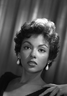 Rita Moreno Aesthetic, Rita Monero, Old Hollywood Portrait Photography, 50s Black Women Hairstyles, Black Old Hollywood Actresses, Rita Moreno Now, Rita Moreno 1950s, Old Hollywood Portraits, Rita Moreno Hair