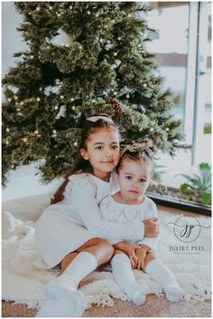 Sister Christmas Photoshoot, Sibling Christmas Pictures, Big Family Photo Shoot Ideas, Christmas Photography Family, Winter Family Photography, Christmas Pictures Outfits, Fam Photos