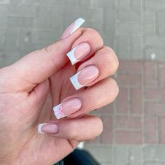 French Tips White With Design, Nail Acrylic French Tips, Short Square Acrylic Nails French Tips With Bow, Nails Ideas White French, Nails Acrylic Bow Design, White French Tip Nails With Pink Bow, White French Tip With Pink Bow, White French Tips With Bow