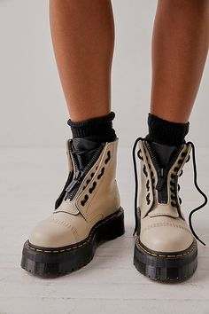 How To Style Wedges, Dr Martens Sinclair, Dr Martens Outfit, Mode Shoes, Shoes Design, Fancy Shoes, Military Inspired, Doc Martens, Wedge Boots