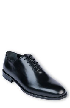 Handsome, polished and easy to wear, this wardrobe-staple leather oxford sports minimal detailing to give it maximum versatility across your formal wardrobe. Lace-up style Leather upper and lining/synthetic sole Made in Turkey Classic Slippers, Flip Flop Slippers, Ugg Classic, Denim Branding, Sweaters And Leggings, Mens Oxfords, Girls Shoes, Wardrobe Staples