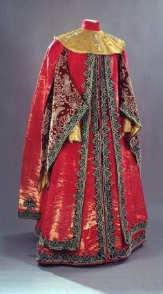 1903 costume ball in the Winter Palace, St. Petersburg, Russia. A boyarynya (a noblewoman in medieval Russia) fancy dress in the fashion of the 17th century. It belonged to Grand Duchess Maria Pavlovna the Elder. #Russian #history #Romanov Medieval Russia, Winter Palace St Petersburg, Russian Coat, Maria Pavlovna, Fancy Dress Ball