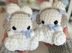 Small Cute Plushies, Crochet Gift For Friends, White Crochet Plushies, Cute Crochet Sweater Patterns, Crochet Ideas For Gifts, Crochet Shop Ideas, How To Crochet For Beginners Animals, Crochet Ideas Plushies, Cute Crochet Ideas Easy