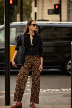 Gingham Pants Outfit Winter, Leopard Aesthetic Fashion, Trouser Pant Outfit, Leopard Trousers Outfit, Leopard Print Trousers Outfit, Leopard Blouse Outfit, Print Jeans Outfit