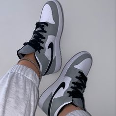 Nike Shoes Girls, Basket Style, Nike Fashion Shoes, Preppy Shoes, Jordan Shoes Girls, Jordan Shoes Retro, All Nike Shoes, Shoes Outfit Fashion, Nike Shoes Jordans