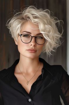 Stop and admire these stunning wavy pixie haircuts. Check out alluring short wavy hairstyles for your next chic look! Easiest Hairstyles, Short Bleached Hair, Short Cut Wigs, Short Wavy Haircuts, Cyberpunk Female, Texture Spray, Choppy Layers, Curly Haircuts, Wavy Haircuts