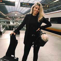 All Black Airport Outfit, Black Airport Outfit, Airport Outfit Women, Black Tees, Paris Outfits, Autumn Street Style, Outfit Women