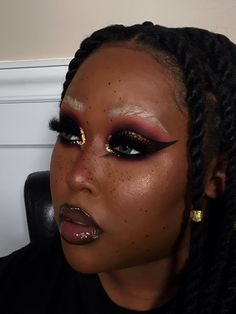 Blocked Eyebrows Makeup, Chocolate Smokey Eye, Drag Makeup On Women, Taurus Makeup Look, Witchy Makeup Halloween, Dark Sultry Makeup, Interesting Makeup Looks, Goth Fairy Makeup, Witchy Makeup Looks