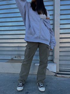 Green Cargo Pants Outfit Winter, Green Cargo Outfit, Work Outfit Simple, Cargo Sweatpants Outfit, Cargo Joggers Outfits, Cargo Pants Outfit Winter, Cargo Pants Winter, Casual Outfit For Work, Outfits 2000s Style