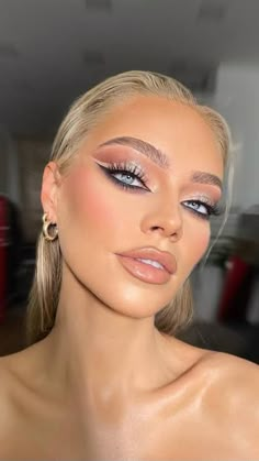 Glam Makeup Aesthetic, Coachella Make-up, Coachella Makeup, Shimmer Eye Makeup, Make Up Designs, Makeup For Black Skin, Types Of Makeup