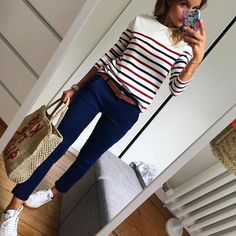 Love a stripey Summer jumper. Tennis Shoes Outfit, White Tennis Shoes, Style Casual Chic, Outfit Jeans, Casual Work Outfits, Casual Winter Outfits