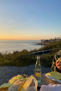 burritos at sunset at la jolla hermosa park, california San Diego Picture Ideas, San Diego California Aesthetic, La Jolla Aesthetic, La Jolla California Aesthetic, Cali Road Trip Aesthetic, Cali Sunset Aesthetic, San Diego Aesthetic, La Summer, Los Angeles Aesthetic