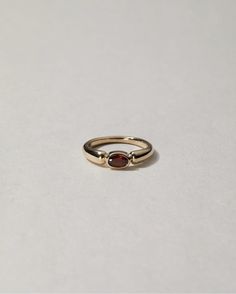 Simple Stone Wedding Rings, Vintage Ring Aesthetic, Minimalist Engagement Ring Vintage, Simple Vintage Wedding Rings, 70s Engagement Ring, Vintage Jewellery Aesthetic, Artsy Rings, Rings Aesthetic Vintage, Simple Vintage Rings