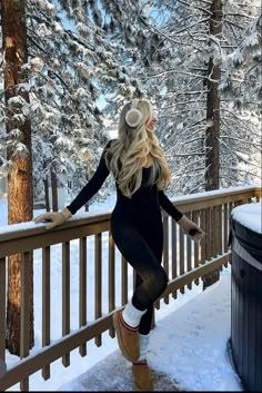 Denver Outfits, Snow Outfit Inspo, Earmuffs Outfit, Snow Outfits For Women, Minimalist Winter Outfit, Cabin Outfit, Mountain Outfit